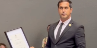Senator Presents Letter of Recognition to Man Who Beat Up Attacker of Hawaiian Monk Seal